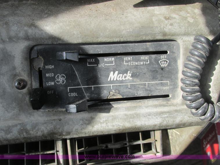 image for item E7129 1993 Mack RD6905 dump truck