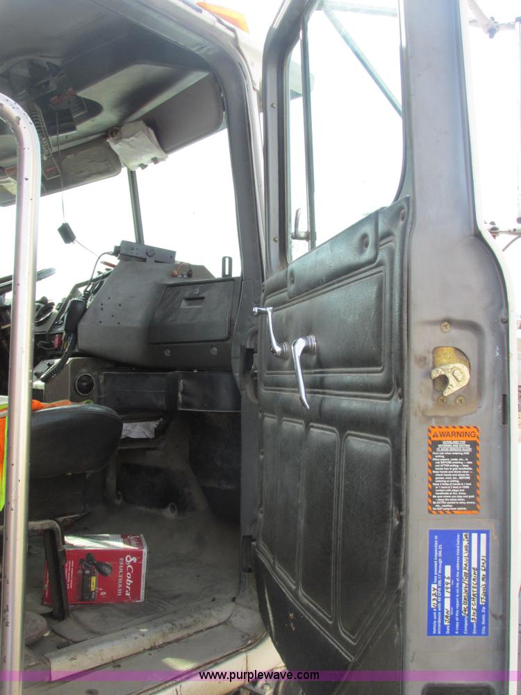 image for item E7129 1993 Mack RD6905 dump truck