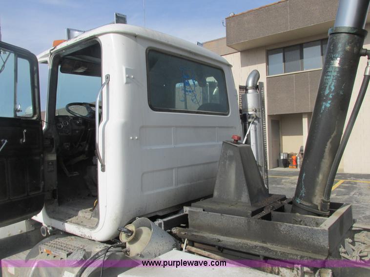 image for item E7129 1993 Mack RD6905 dump truck