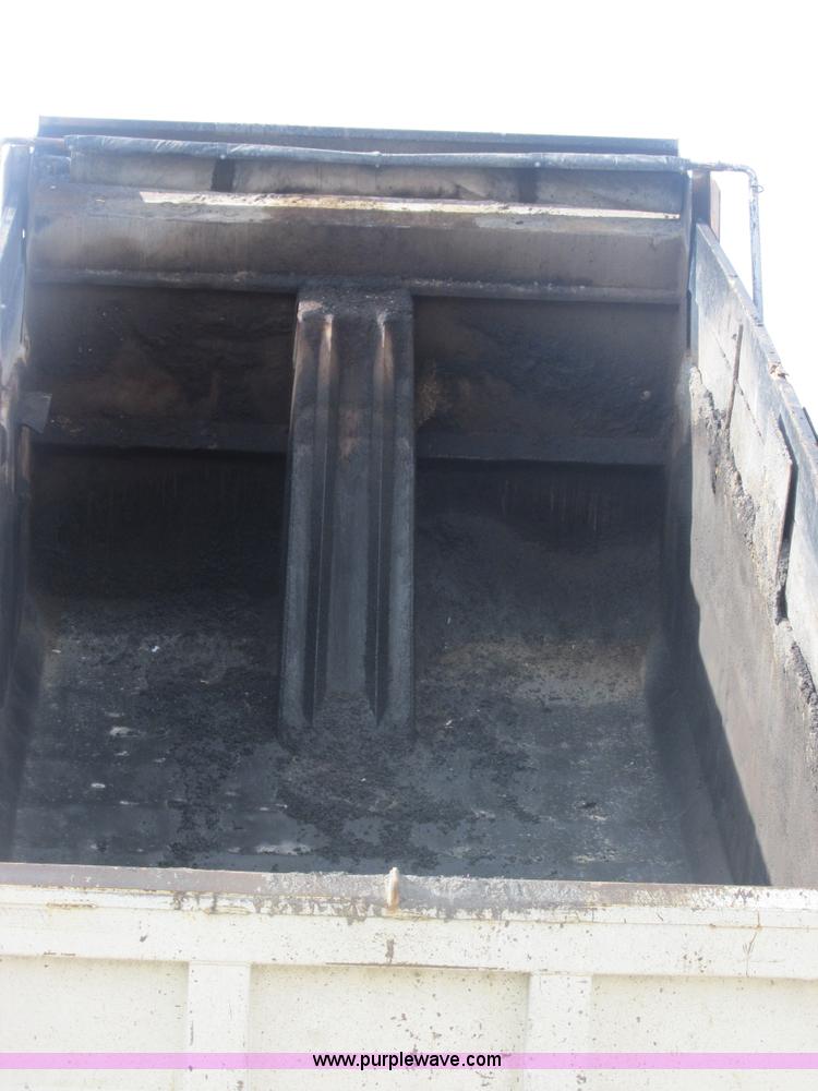 image for item E7129 1993 Mack RD6905 dump truck