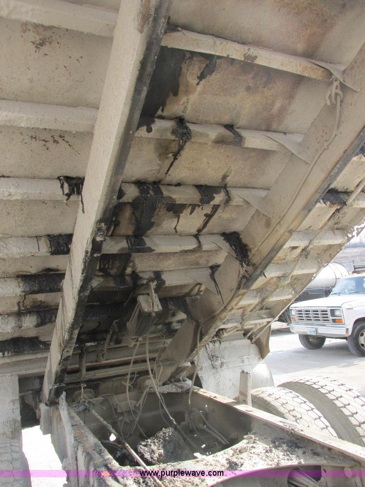 image for item E7129 1993 Mack RD6905 dump truck