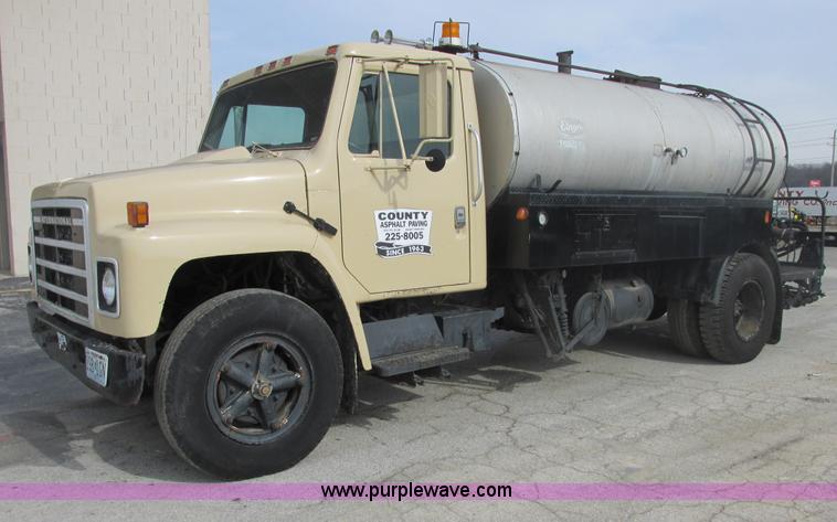 image for item E7131 1980 International 1854 oil distributor truck