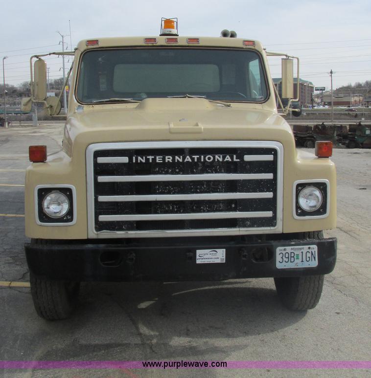 image for item E7131 1980 International 1854 oil distributor truck