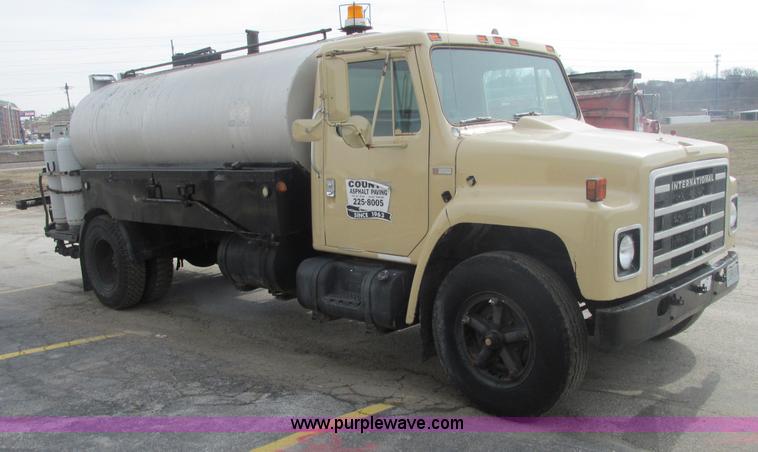 image for item E7131 1980 International 1854 oil distributor truck