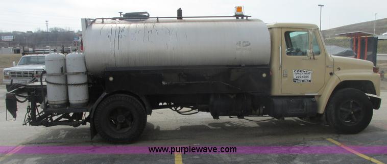 image for item E7131 1980 International 1854 oil distributor truck