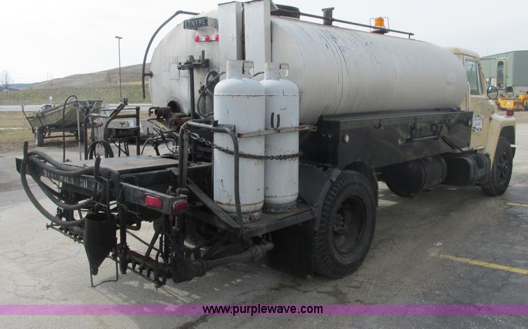 image for item E7131 1980 International 1854 oil distributor truck