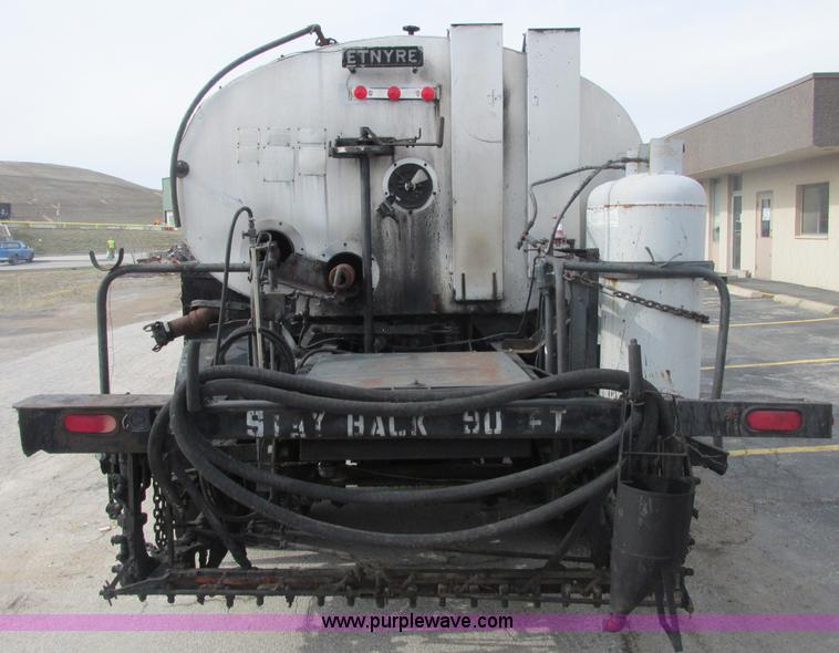 image for item E7131 1980 International 1854 oil distributor truck