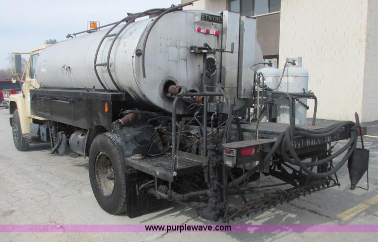 image for item E7131 1980 International 1854 oil distributor truck