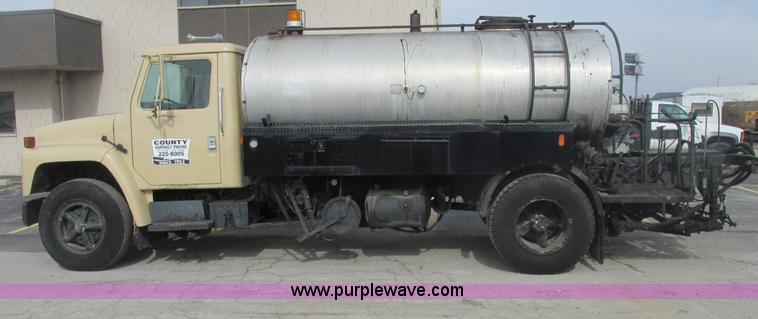 image for item E7131 1980 International 1854 oil distributor truck