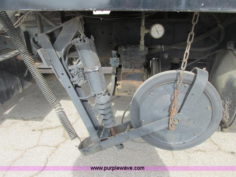 image for item E7131 1980 International 1854 oil distributor truck