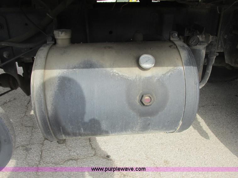 image for item E7131 1980 International 1854 oil distributor truck