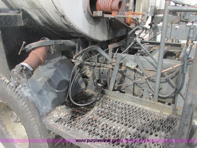 image for item E7131 1980 International 1854 oil distributor truck