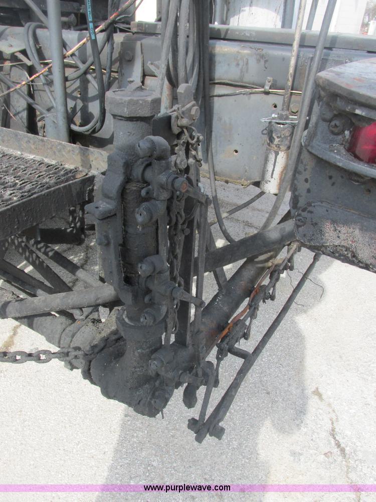 image for item E7131 1980 International 1854 oil distributor truck