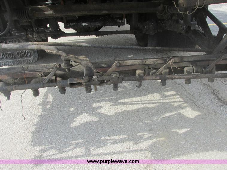 image for item E7131 1980 International 1854 oil distributor truck