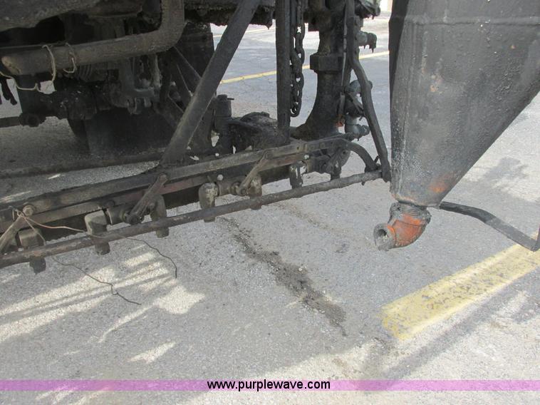 image for item E7131 1980 International 1854 oil distributor truck