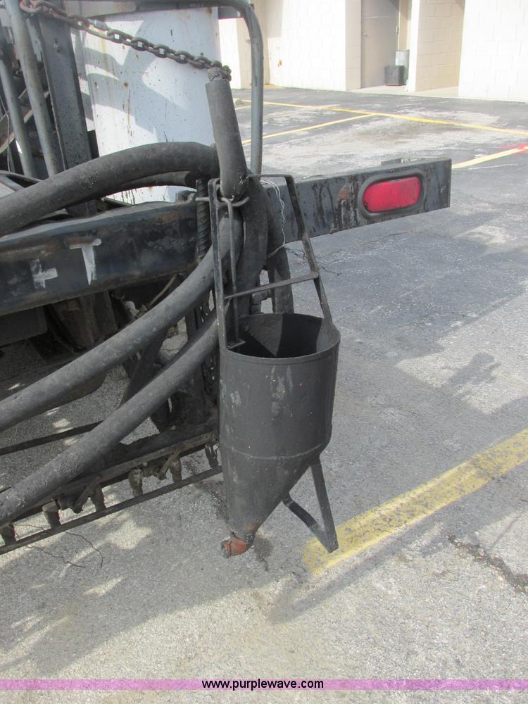 image for item E7131 1980 International 1854 oil distributor truck