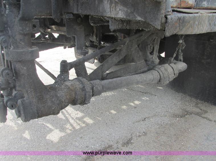 image for item E7131 1980 International 1854 oil distributor truck