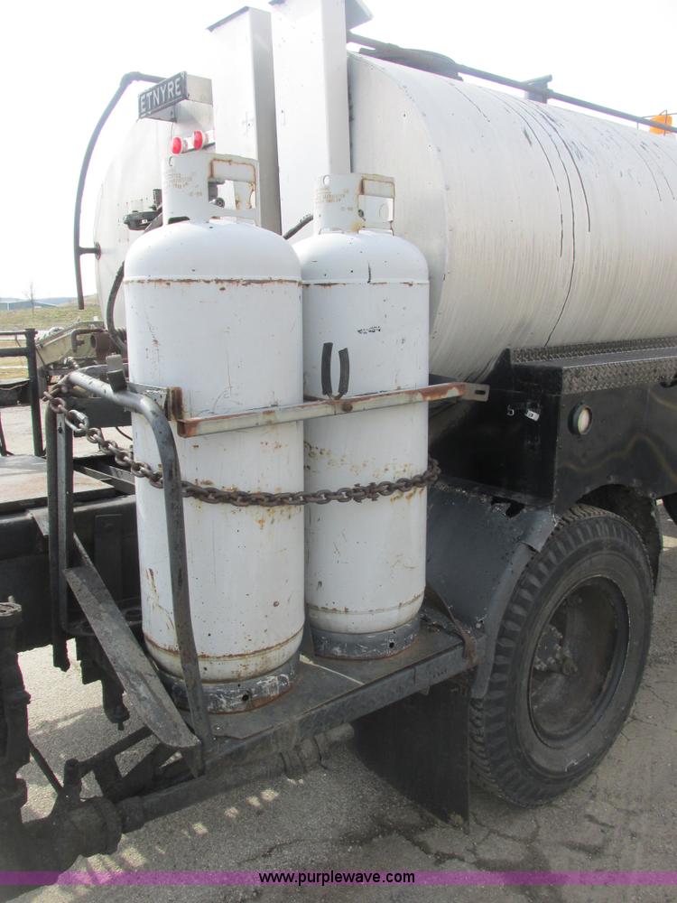 image for item E7131 1980 International 1854 oil distributor truck