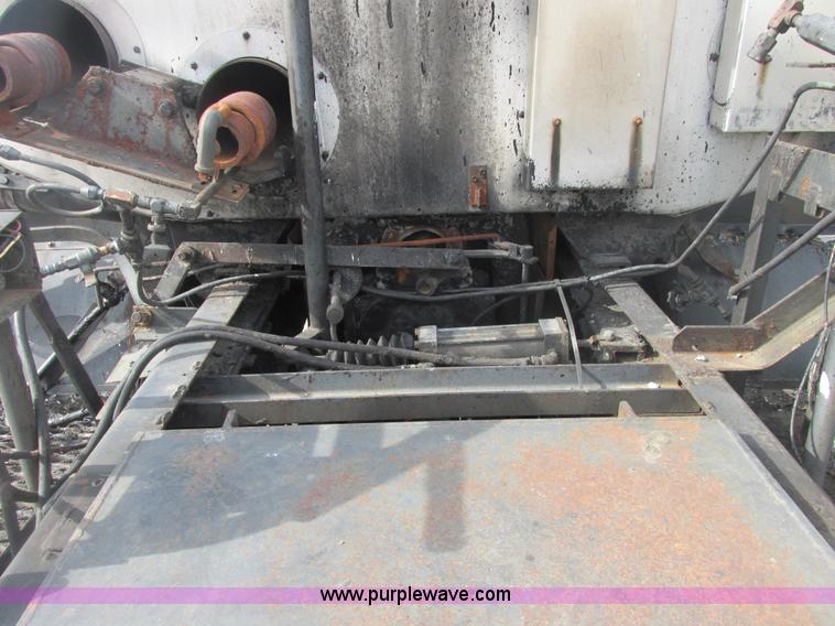 image for item E7131 1980 International 1854 oil distributor truck