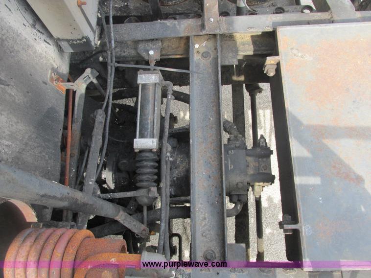 image for item E7131 1980 International 1854 oil distributor truck