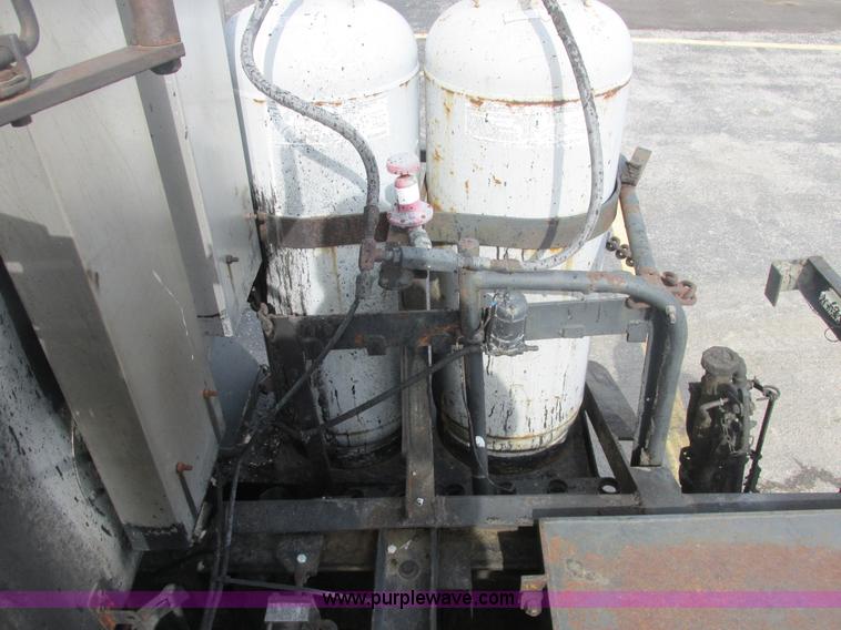 image for item E7131 1980 International 1854 oil distributor truck