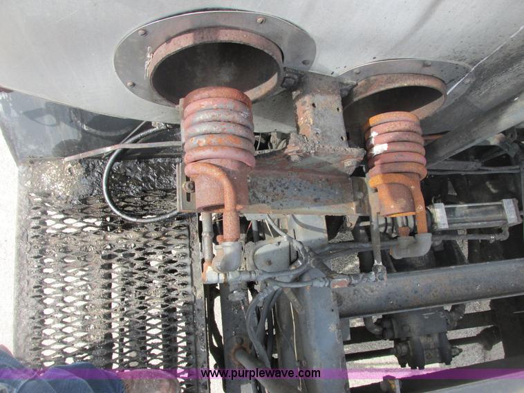 image for item E7131 1980 International 1854 oil distributor truck