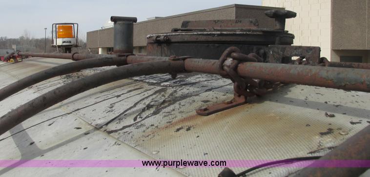 image for item E7131 1980 International 1854 oil distributor truck