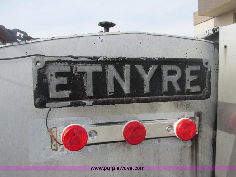 image for item E7131 1980 International 1854 oil distributor truck