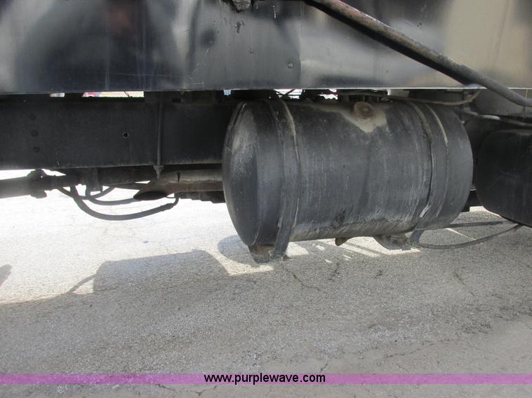 image for item E7131 1980 International 1854 oil distributor truck