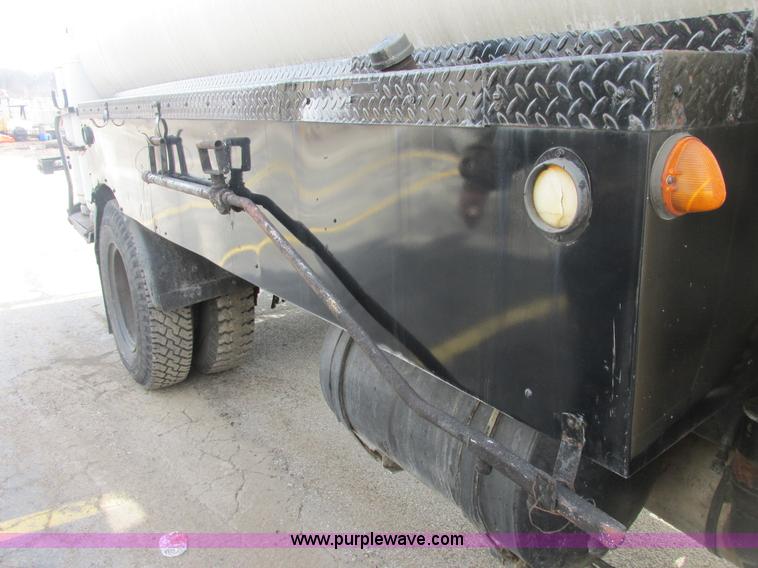 image for item E7131 1980 International 1854 oil distributor truck