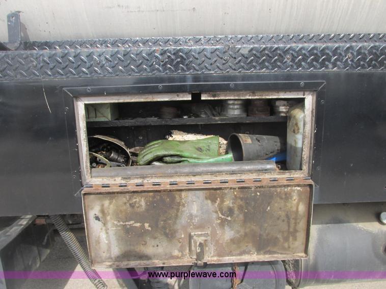 image for item E7131 1980 International 1854 oil distributor truck