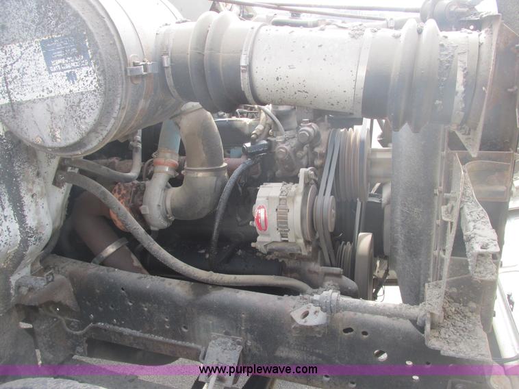 image for item E7131 1980 International 1854 oil distributor truck