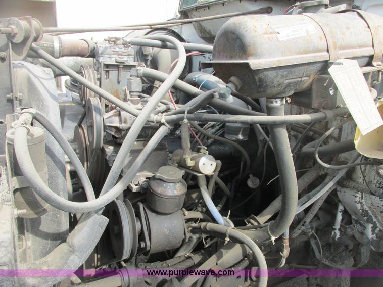 image for item E7131 1980 International 1854 oil distributor truck