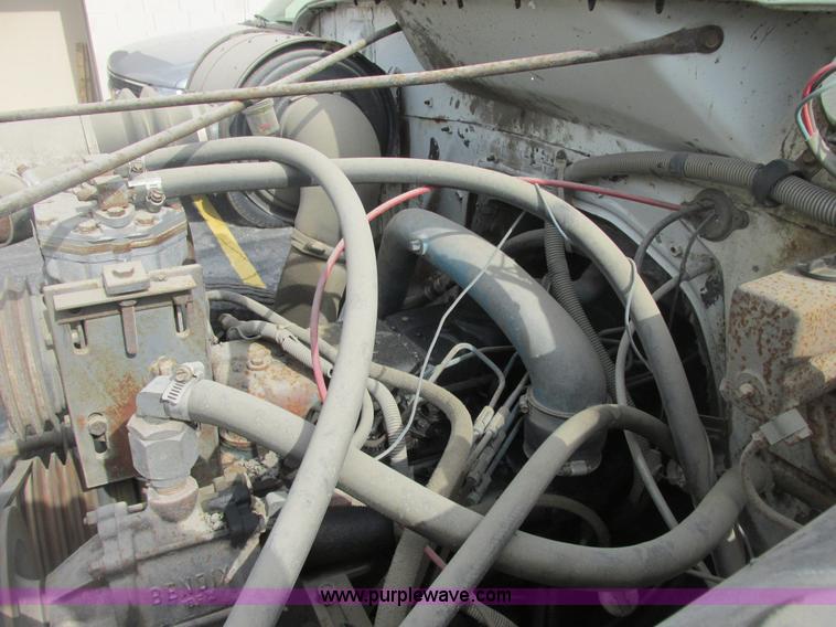 image for item E7131 1980 International 1854 oil distributor truck