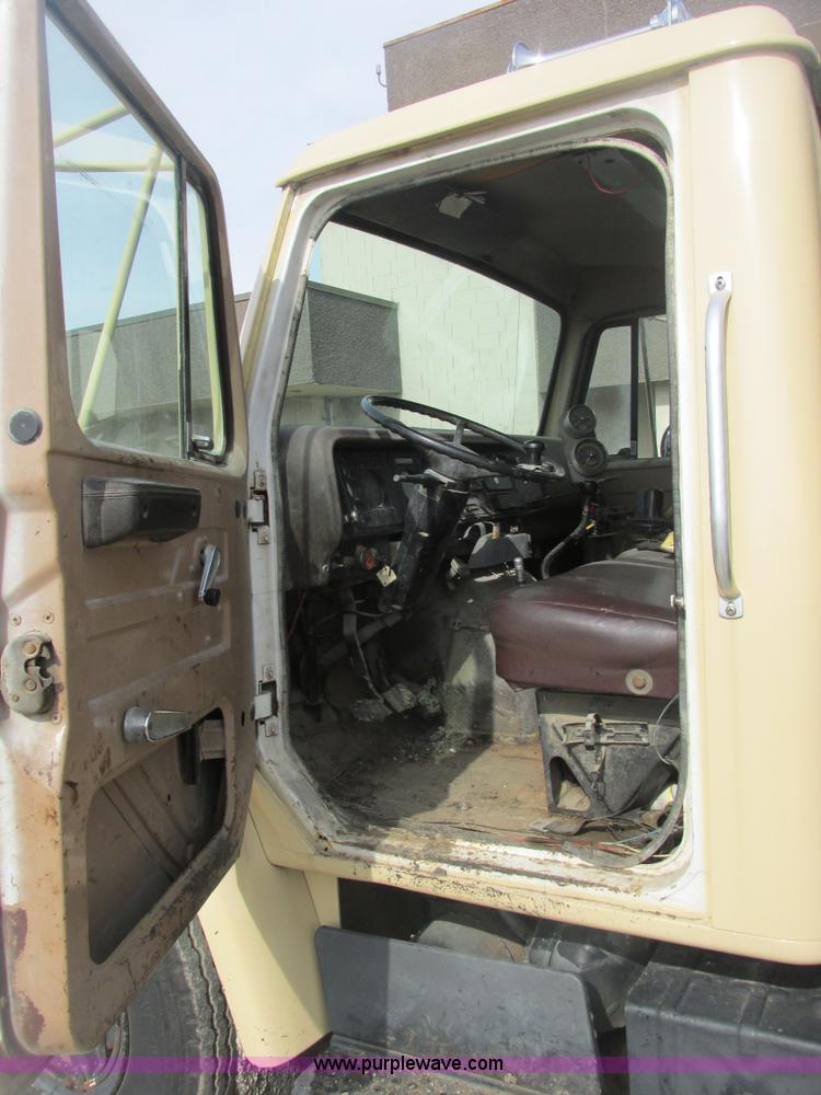 image for item E7131 1980 International 1854 oil distributor truck