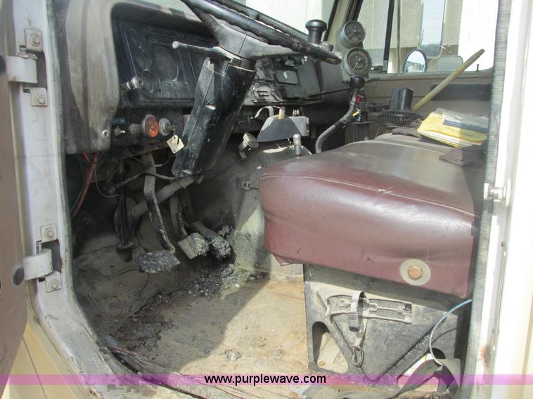 image for item E7131 1980 International 1854 oil distributor truck