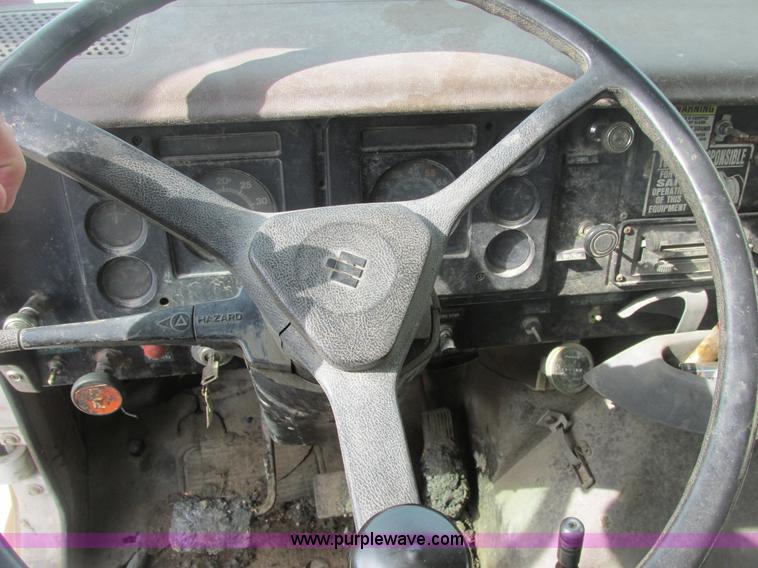 image for item E7131 1980 International 1854 oil distributor truck