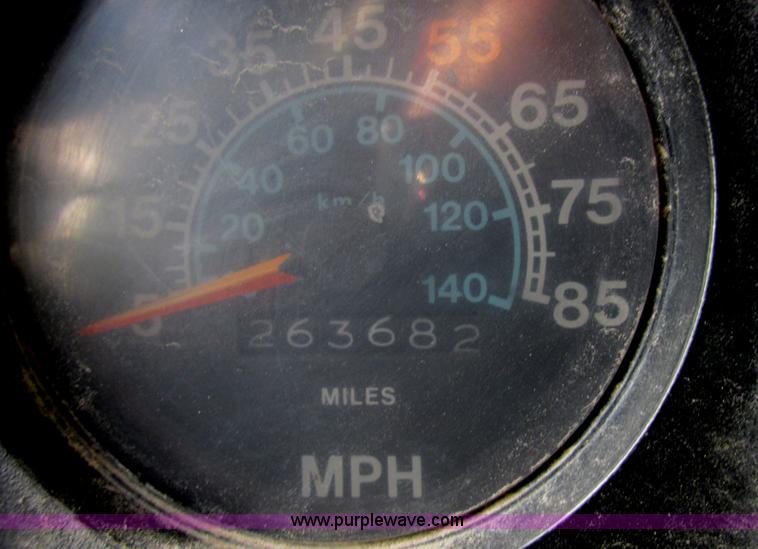 image for item E7131 1980 International 1854 oil distributor truck