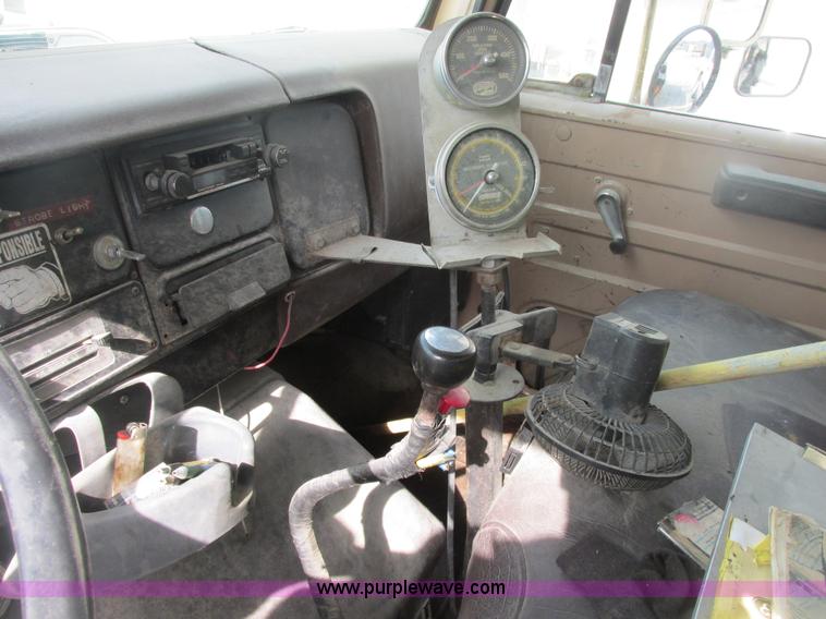 image for item E7131 1980 International 1854 oil distributor truck