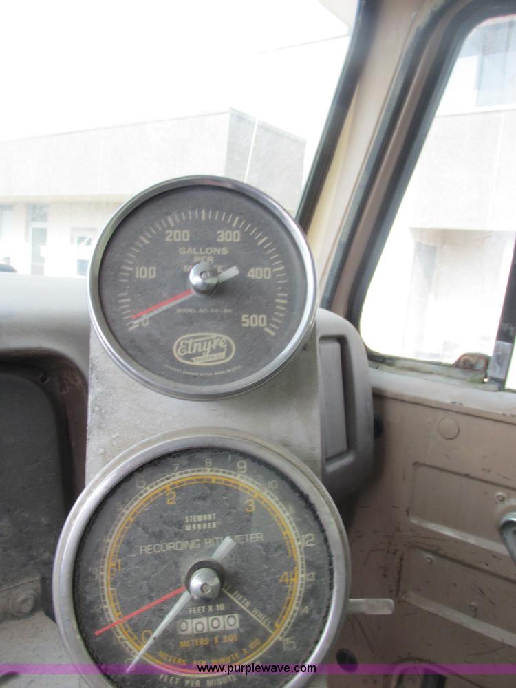 image for item E7131 1980 International 1854 oil distributor truck