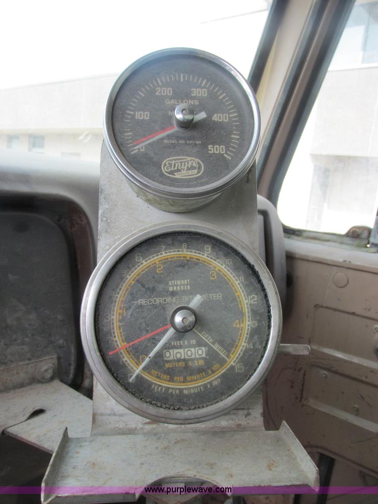 image for item E7131 1980 International 1854 oil distributor truck