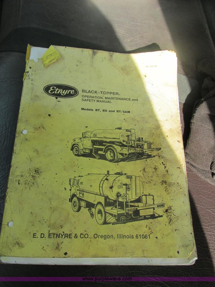 image for item E7131 1980 International 1854 oil distributor truck