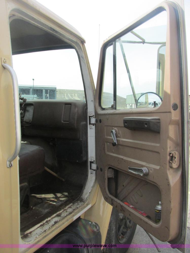 image for item E7131 1980 International 1854 oil distributor truck