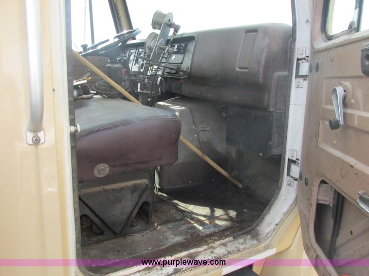 image for item E7131 1980 International 1854 oil distributor truck