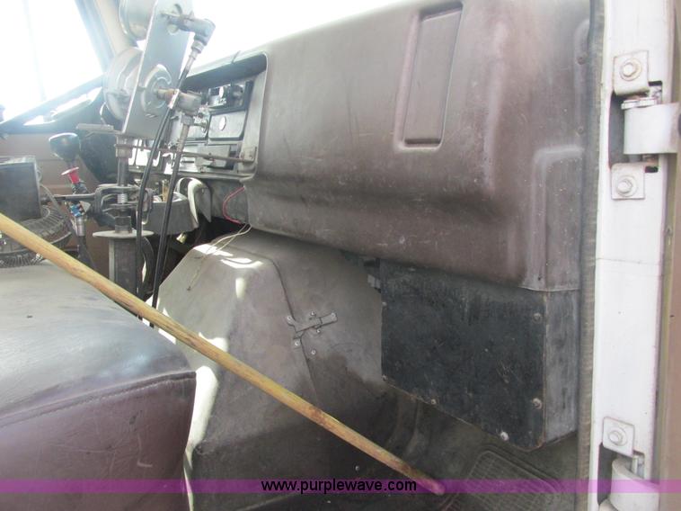 image for item E7131 1980 International 1854 oil distributor truck