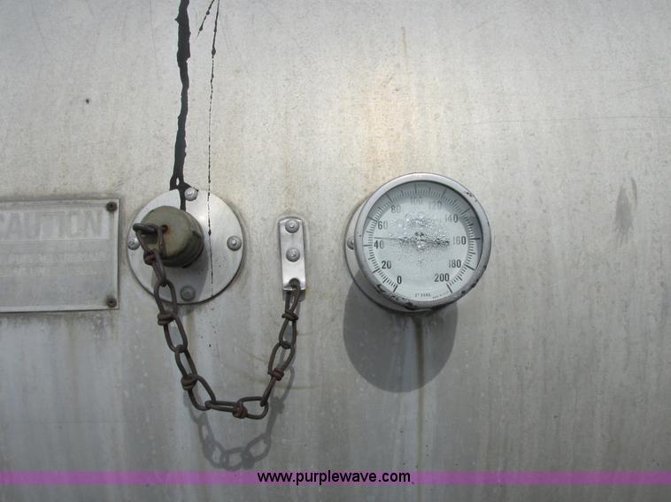 image for item E7131 1980 International 1854 oil distributor truck