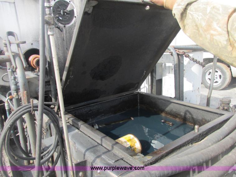 image for item E7131 1980 International 1854 oil distributor truck