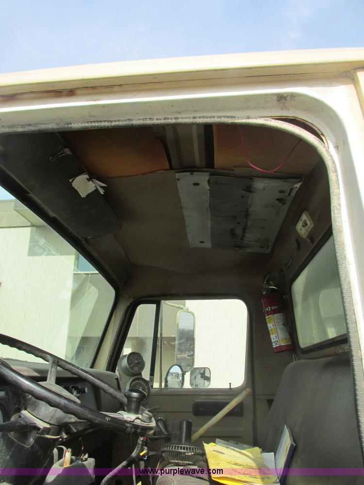 image for item E7131 1980 International 1854 oil distributor truck