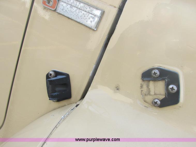 image for item E7131 1980 International 1854 oil distributor truck