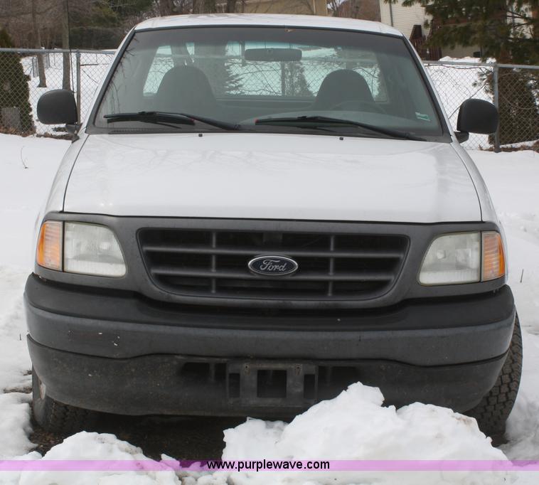 image for item F2955 2002 Ford F150 XL pickup truck
